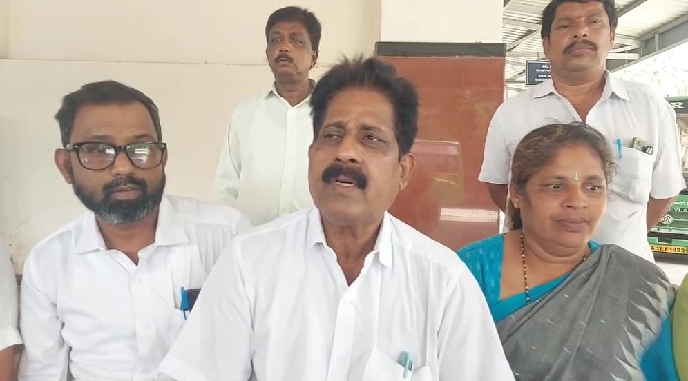 ಉಡುಪಿ: ಕೆಎಸ್‌ಆರ್‌ಟಿಸಿ ಬಸ್ ನಿಲ್ದಾಣದಲ್ಲಿ ನಿರ್ವಹಣೆ ಕೊರತೆ; ಗಬ್ಬು ನಾರುತ್ತಿರುವ ಶೌಚಾಲಯ, ಎಲ್ಲೆಂದರಲ್ಲಿ ಕಸದ ರಾಶಿ