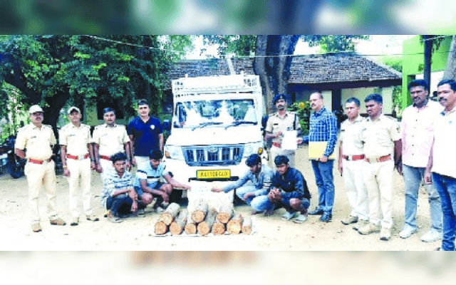 ಅಕ್ರಮವಾಗಿ ಸಾಗಿಸುತ್ತಿದ್ದ ಶ್ರೀಗಂಧ ವಶಕ್ಕೆ: ಐವರ ಬಂಧನ