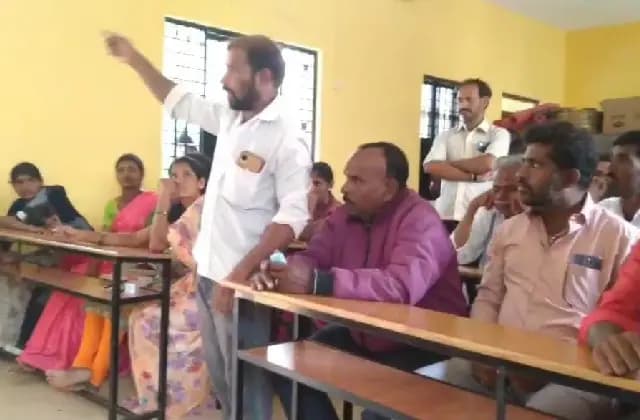 ಗುತ್ತಿಗೆ ಶಿಕ್ಷಕಿಯರ ರಾಜಕೀಯ: ಸಾಮೂಹಿಕ ವರ್ಗಾವಣೆ ಪತ್ರ ಪಡೆಯಲು ಮುಂದಾದ ವಿದ್ಯಾರ್ಥಿನಿಯರು!