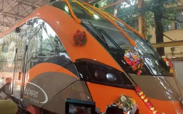 ಬೆಂಗಳೂರಿನ ಬಿಇಎಂಎಲ್‌ನಲ್ಲಿ ವಂದೇ ಭಾರತ್ ಸ್ಲೀಪರ್ ರೈಲು ಅನಾವರಣ