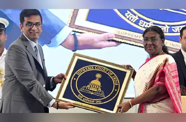 ಸುಪ್ರೀಂ ಕೋರ್ಟ್‌ನ ಹೊಸ ಧ್ವಜ ಮತ್ತು ಲಾಂಛನವನ್ನು ಅನಾವರಣಗೊಳಿಸಿದ ದ್ರೌಪದಿ ಮುರ್ಮು