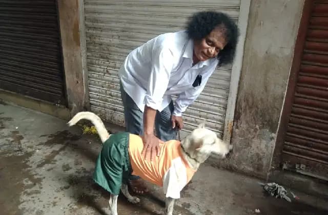ಉಡುಪಿಯಲ್ಲಿ ಗಮನ ಸೆಳೆದ ಹೊಸ‌ ಟಿಶರ್ಟ್‌‌, ಚಡ್ಡಿ‌ ಧರಿಸಿದ ಬೀದಿ ಶ್ವಾನ
