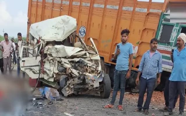 ಬೊಲೆರೊ, ಟ್ರಕ್​ ನಡುವೆ ಭೀಕರ ಅಪಘಾತ : ಇಬ್ಬರು ಮಕ್ಕಳು ಸೇರಿ 9 ಜನರು ಸಾವು