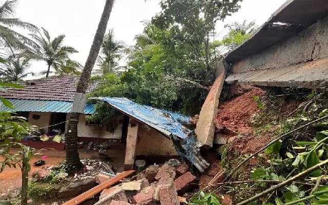 ಕರಾವಳಿಯಲ್ಲಿ ಮಳೆಯ ಅಬ್ಬರ : ತಡೆಗೋಡೆ ಕುಸಿದು ಮನೆಗೆ ಹಾನಿ