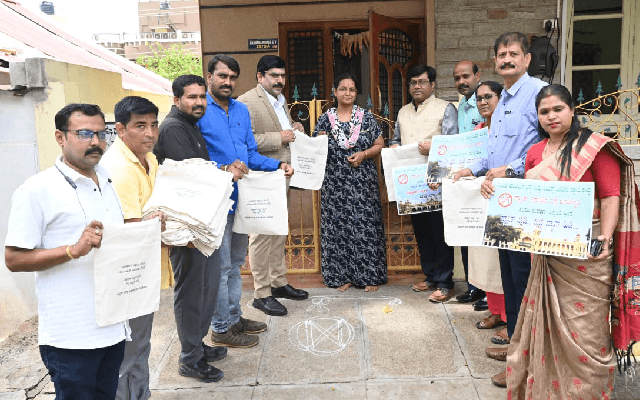 ಪ್ಲಾಸ್ಟಿಕ್ ಮುಕ್ತ ಮೈಸೂರಿಗಾಗಿ ಮನೆ, ಮನೆಗೆ ಬಟ್ಟೆ ಬ್ಯಾಗ್ ವಿತರಣೆ