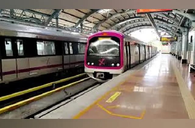 ಮೆಟ್ರೋ ಟ್ರ‍್ಯಾಕ್‌ಗೆ ಜಿಗಿದ ಬಾಲಕ: ಸಿಬ್ಬಂದಿಯ ಸಮಯ ಪ್ರಜ್ಞೆಯಿಂದ ಅಪಾಯದಿಂದ ಪಾರು!