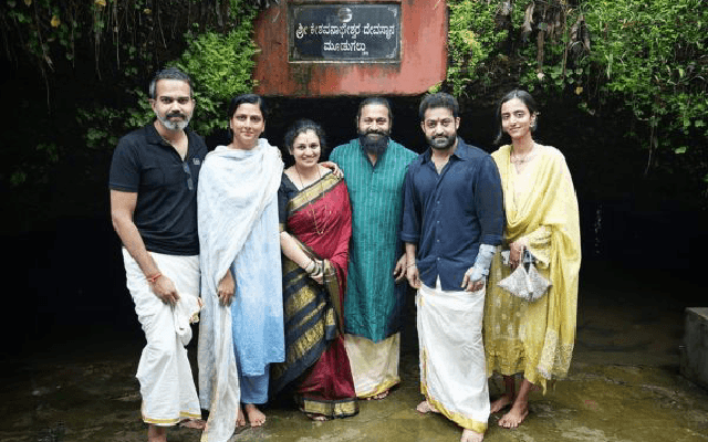 ಮೂಡಗಲ್ಲು ಕೇಶವನಾಥೇಶ್ವರ ಗುಹಾಂತರ ದೇವಾಲಯಕ್ಕೆ ಜೂ. ಎನ್ ಟಿಆರ್, ರಿಷಬ್ ಶೆಟ್ಟಿ ಭೇಟಿ