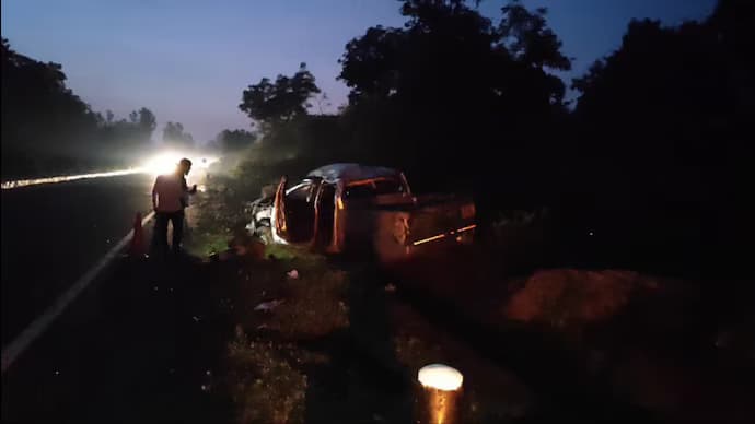 ಪಿಕ್​ಅಪ್ ವ್ಯಾನ್​ ಡಿವೈಡರ್​ಗೆ ಡಿಕ್ಕಿ : ಮೂವರು ಮಕ್ಕಳು ಸೇರಿ ಐದು ಮಂದಿ ಸಾವು