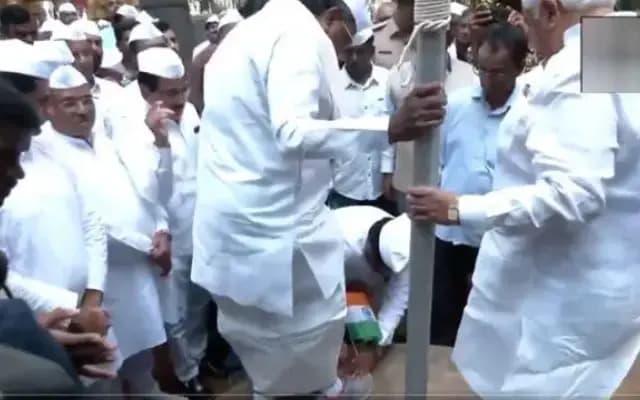 ರಾಷ್ಟ್ರಧ್ವಜ ಹಿಡಿದೇ ಸಿಎಂ ಸಿದ್ದರಾಮಯ್ಯ ಶೂ ಲೇಸ್‌ ಬಿಚ್ಚಿದ ಕಾರ್ಯಕರ್ತ