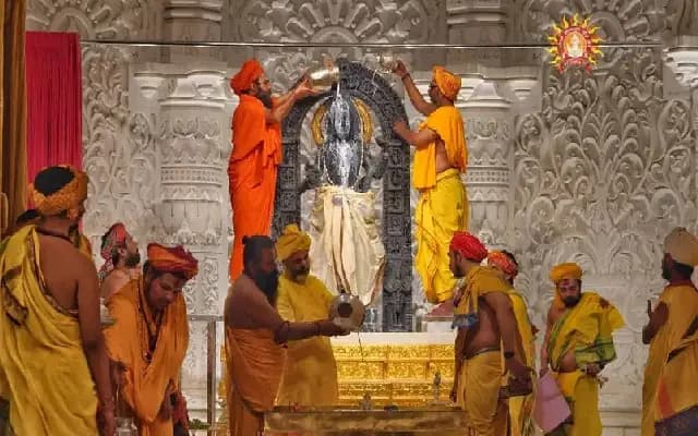 ರಾಮ ಮಂದಿರದ ಅರ್ಚಕರಿಗೆ ಹೊಸ ಡ್ರೆಸ್​ ಕೋಡ್​ : ಮೊಬೈಲ್​ ಬಳಕೆ ನಿಷೇಧ