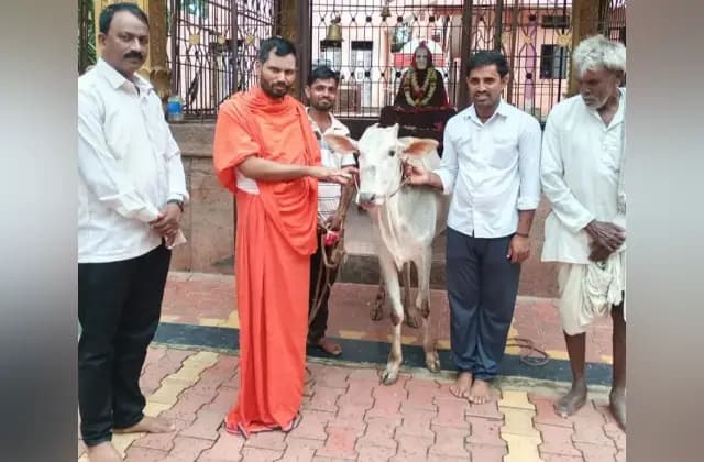 ಕುಂದಗೋಳ: ಕರುವನ್ನು ಮಠಕ್ಕೆ ಕೊಟ್ಟು ಹರಕೆ ತೀರಿಸಿಕೊಂಡ ಮುಸ್ಲಿಂ ಭಕ್ತ!