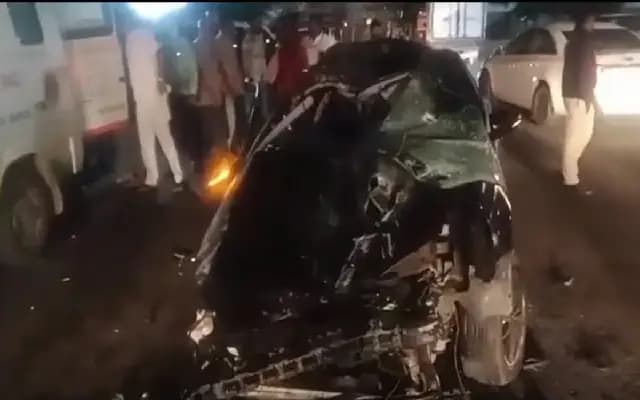 ಬೆಳ್ಳಂಬೆಳಗ್ಗೆ ಭೀಕರ ಅಪಘಾತ : ಫ್ಲೈಓವರ್​ನಿಂದ ಕೆಳಗೆ ಬಿದ್ದ ಕಾರು, ಐವರು ಗಂಭೀರ