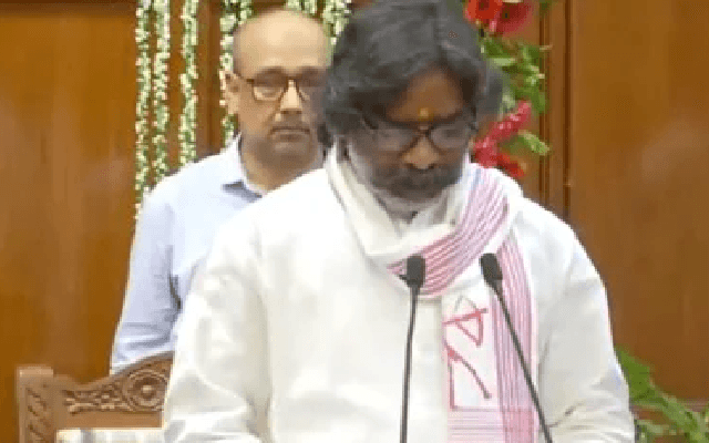 ಮೂರನೇ ಬಾರಿ ಜಾರ್ಖಂಡ್ ಸಿಎಂ ಆಗಿ ಹೇಮಂತ್ ಸೊರೆನ್ ಪ್ರಮಾಣವಚನ ಸ್ವೀಕಾರ