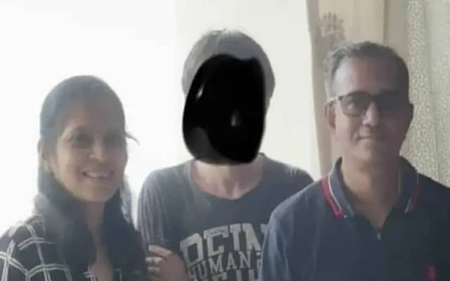 ಅಪಾರ್ಟ್​ಮೆಂಟ್ ಎದುರು ರಸ್ತೆಯಲ್ಲಿ ಪತಿಯ ಶವ ಪತ್ತೆ : ಇತ್ತ ರೂಮ್‌ ನಲ್ಲಿ ಪತ್ನಿ ಶವ!