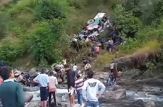 ಕಂದಕಕ್ಕೆ ಉರುಳಿ ಬಿದ್ದ ಬಸ್​: 15 ಜನ ಮೃತ್ಯು