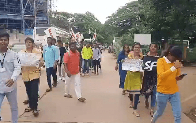 ನೀಟ್‌, ನೆಟ್ ಭ್ರಷ್ಟಾಚಾರ; ಶಿಕ್ಷಣ ಸಚಿವರ ರಾಜೀನಾಮೆಗೆ ಆಗ್ರಹಿಸಿ ಎಸ್‌ಎಫ್‌ಐ ಪ್ರತಿಭಟನೆ