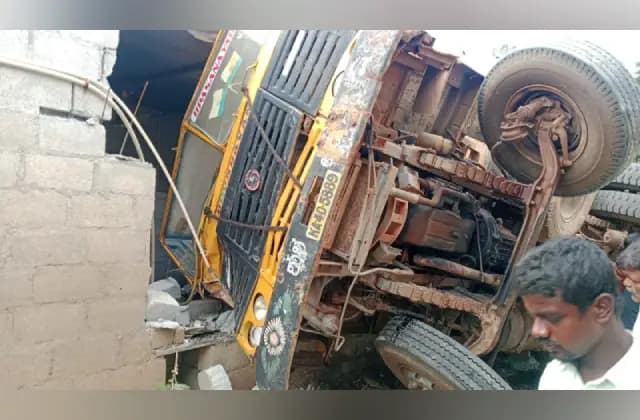 ಹೋಟೆಲ್‌ಗೆ ನುಗ್ಗಿದ ಲಾರಿ: ಇಬ್ಬರು ಸ್ಥಳದಲ್ಲೇ ಮೃತ್ಯು!