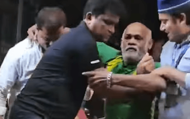 ಮದ್ಯ ಕುಡಿದು ರಸ್ತೆಯಲ್ಲೇ ತೂರಾಡಿದ ಮಾಜಿ ಕ್ರಿಕೆಟಿಗ ವಿನೋದ್‌ ಕಾಂಬ್ಳಿಗೆ; ವಿಡಿಯೋ ವೈರಲ್