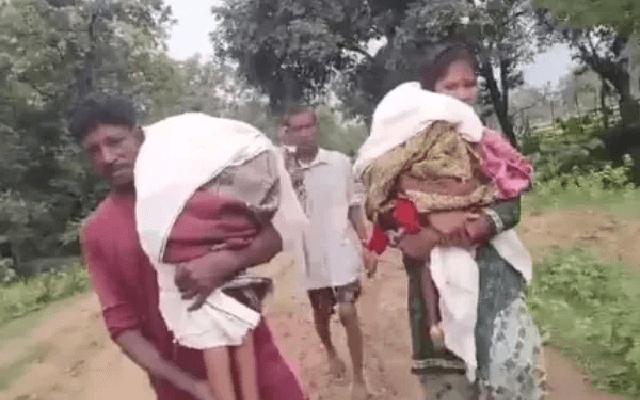 ಎರಡು ಮಕ್ಕಳ ಮೃತದೇಹ ಹೊತ್ತು ಕೆಸರಲ್ಲಿ 15ಕಿ.ಮೀ ನಡೆದ ತಂದೆ-ತಾಯಿ!