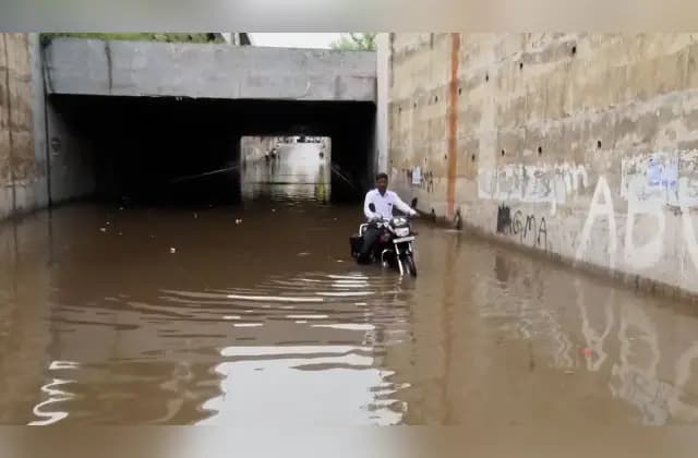 ಬೆಂಗಳೂರಿನಲ್ಲಿ ಭಾರೀ ಮಳೆ : ಜನಜೀವನ ತತ್ತರ