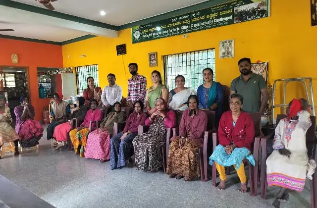 ಮೈಸೂರು: ವೃದ್ಧಾಶ್ರಮಗಳಿಗೆ ಸ್ವೆಟರ್, ಮಫ್ಲರ್ ವಿತರಣೆ