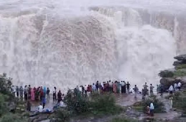 ಗೋಕಾಕ್ ಜಲಪಾತದಲ್ಲಿ ಮೀತಿಮೀರಿದ ಪ್ರವಾಸಿಗರ ಹುಚ್ಚಾಟ
