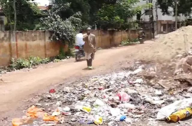 ಬೀದರ್: ನಗರದಲ್ಲಿ ಎಲ್ಲೆಂದರಲ್ಲಿ ಬಿದ್ದಿರುವ ಕಸ, ಡೆಂಗ್ಯೂ ಆತಂಕ