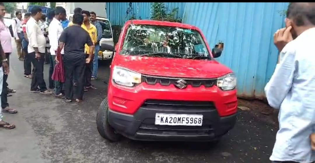 ಹಾಡುಹಗಲೇ ಕಾರಿನಲ್ಲಿ ಕಾಮದಾಟ; ರೆಡ್ ಹ್ಯಾಂಡಾಗಿ ಜನರ ಕೈಗೆ ಸಿಕ್ಕಿಬಿದ್ದ ಜೋಡಿ