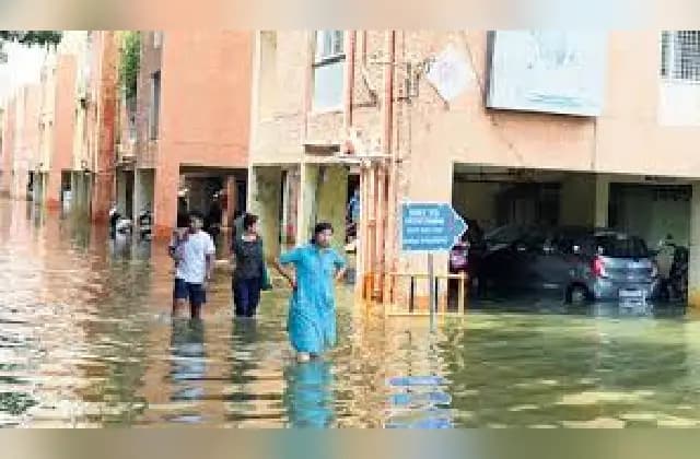 ಬೆಂಗಳೂರಿನಲ್ಲಿ ಭಾರೀ ಮಳೆ: ಮನೆಗಳಿಗೆ ನೀರು ನುಗ್ಗಿ ಜನಜೀವನ ಅಸ್ತವ್ಯಸ್ತ
