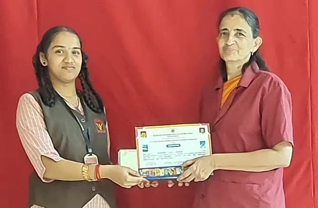 ಭಾಷಣ ಸ್ಪರ್ಧೆಯಲ್ಲಿ ಅಂಬಿಕಾ ವಿದ್ಯಾಲಯದ ನಿಹಾರಿಕಾಗೆ ಬಹುಮಾನ