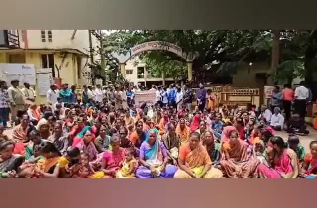 ಧಾರವಾಡ : ಅಲೆಮಾರಿ ಜನಾಂಗಕ್ಕೆ ಉಳುಮೆ ಮಾಡಲು ಜಮೀನು ನೀಡುವಂತೆ ಆಗ್ರಹಿಸಿ ಪ್ರತಿಭಟನೆ