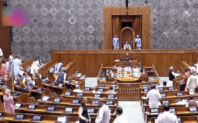 ಲೋಕಸಭೆಯಲ್ಲಿ ವಕ್ಫ್​ ಮಂಡಳಿ ಕಾನೂನು ತಿದ್ದುಪಡಿ ಮಸೂದೆ ಮಂಡನೆ