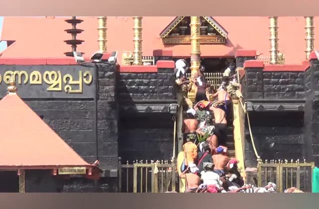 ಶಬರಿಮಲೆಗೆ ಭೇಟಿ ನೀಡುವ ಭಕ್ತರು ಇರುಮುಡಿಯಲ್ಲಿ ಕರ್ಪೂರ, ಅಗರಬತ್ತಿ ತರುವಂತಿಲ್ಲ!