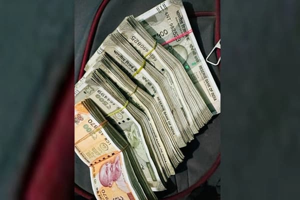 ದಾಖಲೆಯಿಲ್ಲದೆ ಹಣ ಸಾಗಾಟ – ಆರೋಪಿ ಬಂಧನ