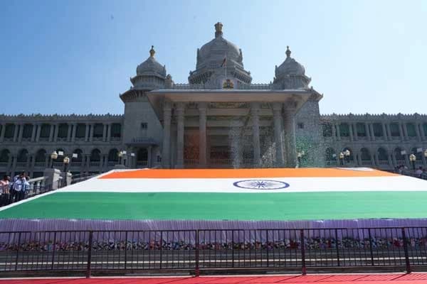 ವಿಶ್ವದ ಎರಡನೇ ಅತಿದೊಡ್ಡ ಖಾದಿ ರಾಷ್ಟ್ರೀಯ ಧ್ವಜ ಅನಾವರಣಗೊಳಿಸಿದ ಮುಖ್ಯಮಂತ್ರಿ ಸಿದ್ದರಾಮಯ್ಯ