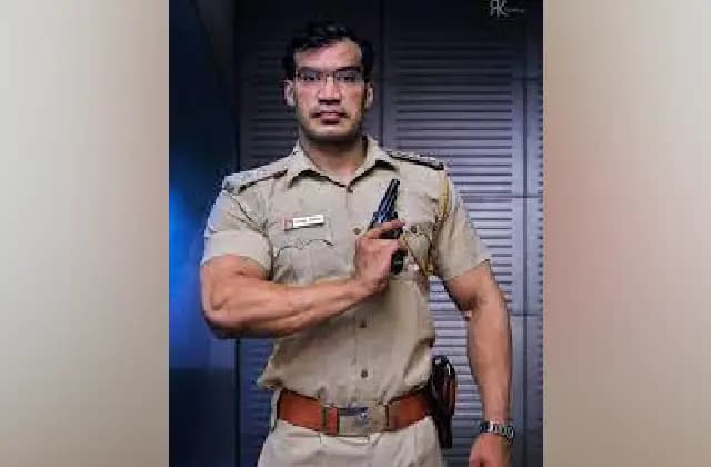 ಪಿಸ್ತೂಲ್​​ ತೋರಿಸಿ ಡ್ಯಾನ್ಸ್ : ಖ್ಯಾತ ಪೊಲೀಸ್ ಅಧಿಕಾರಿ ಅಮಾನತು!