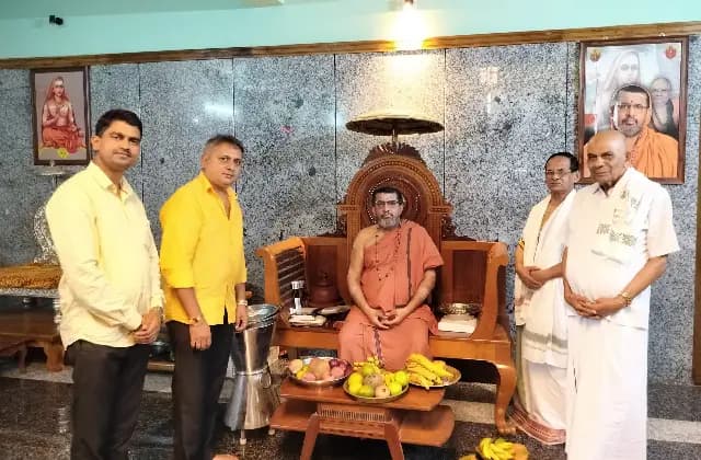 ವಿಶ್ವ ಹಿಂದೂ ಪರಿಷತ್ತಿನ ನಿಯೋಗ ಎಡನೀರು ಮಠಕ್ಕೆ ಭೇಟಿ