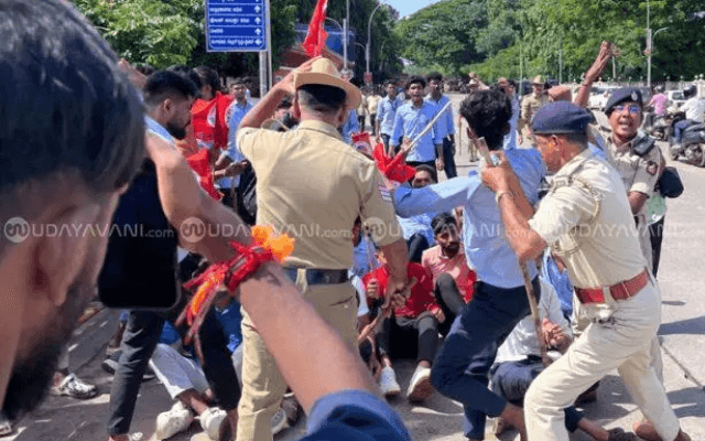 ಹಂಪನಕಟ್ಟೆ ಬಸ್‌ ತಂಗುದಾಣ ತೆರವು ಖಂಡಿಸಿ ಎಬಿವಿಪಿ ಪ್ರತಿಭಟನೆ, ಲಘು ಲಾಠಿಪ್ರಹಾರ