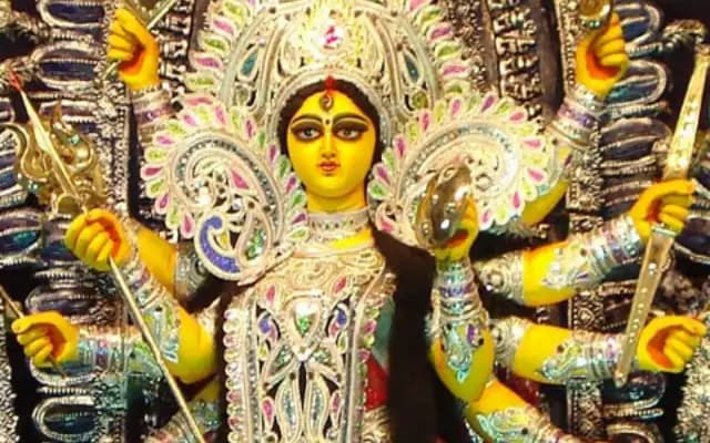 ಇಂದು ಆಯುಧ ಪೂಜೆ ಸಂಭ್ರಮ : ಅದರ ಮಹತ್ವ ಹಾಗೂ ಪೂಜಾ ವಿಧಿ ಇಲ್ಲಿದೆ