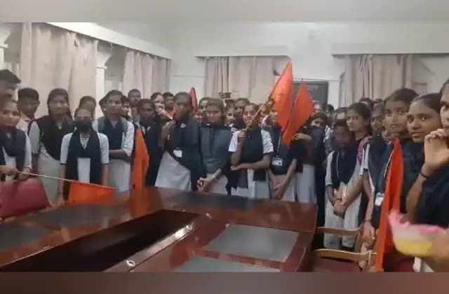 ಸಚಿವ ಸಂತೋಷ ಲಾಡ್ ಜನ ಸಂಪರ್ಕ ಕಚೇರಿಗೆ ಮುತ್ತಿಗೆ ಹಾಕಿ ಎಬಿವಿಪಿ ಪ್ರತಿಭಟನೆ