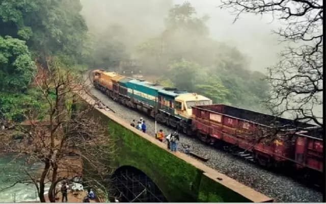 ರೈಲು ಹಳಿ ತಪ್ಪಿದ ಹಿನ್ನೆಲೆ ಕರ್ನಾಟಕ ಗೋವಾ ನಡುವಿನ ಎಲ್ಲ ರೈಲುಗಳ ಸಂಚಾರ ಸ್ಥಗಿತ