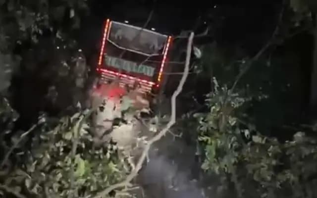 ಖಾಸಗಿ ಬಸ್‌ ಪ್ರಪಾತಕ್ಕೆ ಬಿದ್ದು ಚಾಲಕ ಮೃತ್ಯು