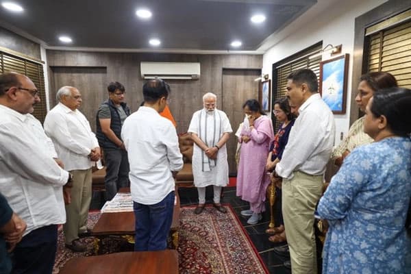 ವಿಮಾನ ಅಪಘಾತ: ವಿಜಯ್ ರೂಪಾನಿ ಕುಟುಂಬವನ್ನು ಭೇಟಿ ಮಾಡಿದ ಪ್ರಧಾನಿ ಮೋದಿ