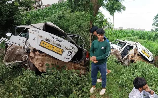 ಓವರ್ ಟೇಕ್ ಕ್ರೇಜ್‌ : ಬೇವಿನ ಮರಕ್ಕೆ ಕಾರು ಡಿಕ್ಕಿ, ಇಬ್ಬರ ದುರ್ಮರಣ