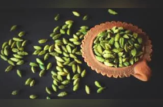 ಮೊಡವೆ ಸಮಸ್ಯೆಯಿಂದ ಬಳಲುತ್ತಿರುವವರಿಗೆ ಏಲಕ್ಕಿ ಪ್ರಯೋಜನಕಾರಿ!