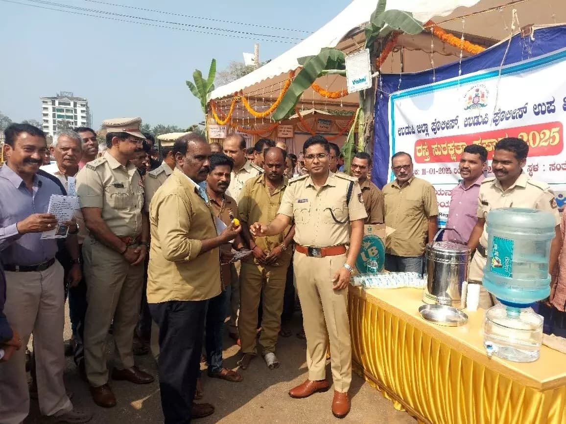 ಉಡುಪಿ: ರಸ್ತೆ ಸುರಕ್ಷತಾ ಸಪ್ತಾಹಕ್ಕೆ ಚಾಲನೆ: ಚಾಲಕರಿಗೆ ಚಹಾ ಸಿಹಿ ತಿಂಡಿ ನೀಡಿ ಜಾಗೃತಿ ಮೂಡಿಸಿದ ಪೊಲೀಸರು