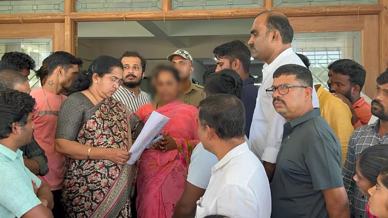 ಮಲ್ಪೆಯಲ್ಲಿ ಮರಕ್ಕೆ ಕಟ್ಟಿ ದಲಿತ ಮಹಿಳೆಗೆ ಹಲ್ಲೆ: ಪ್ರಕರಣ ವಾಪಾಸ್ಸು ಪಡೆಯುವಂತೆ ಸಂತ್ರಸ್ತೆಯಿಂದ ಡಿಸಿಗೆ ಮನವಿ