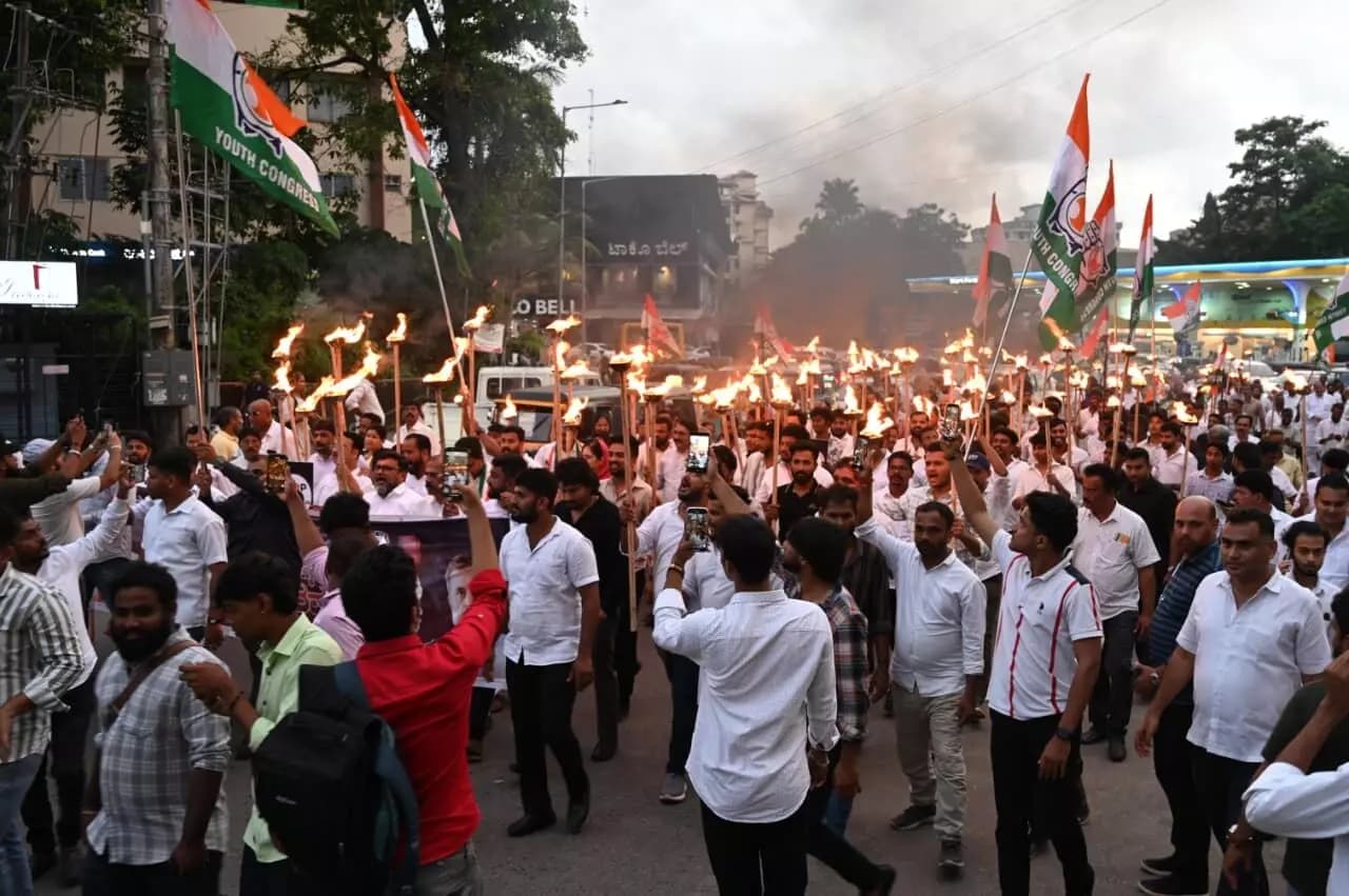 ದ. ಕ ಜಿಲ್ಲಾ ಕಾಂಗ್ರೆಸ್ ನಿಂದ ಪಂಜಿನ ಮೆರವಣಿಗೆ