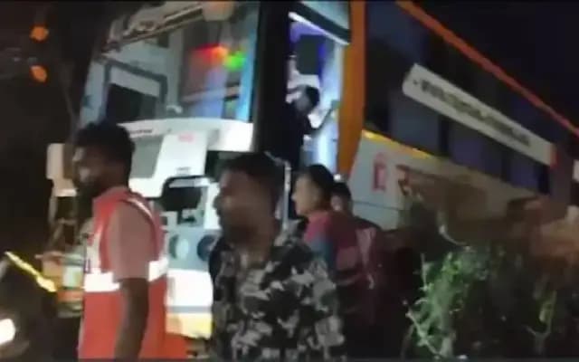 ಭೀಕರ ಅಪಘಾತ : ಬಸ್​ಗೆ ಲಾರಿ ಡಿಕ್ಕಿ, 6 ಮಂದಿ ಸಾವು, ಹಲವರಿಗೆ ಗಾಯ