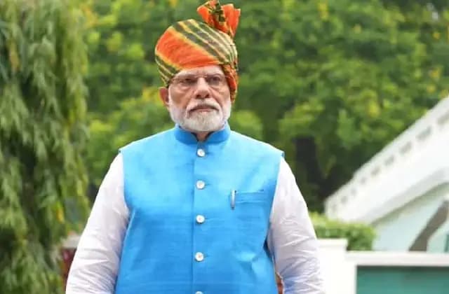 ಕೆಂಪು ಕೋಟೆಯಲ್ಲಿ ರಾಜಸ್ಥಾನಿ ಲೆಹರಿಯಾ ಪೇಟಾ ಧರಿಸಿ ಗಮನ ಸೆಳೆದ ಮೋದಿ